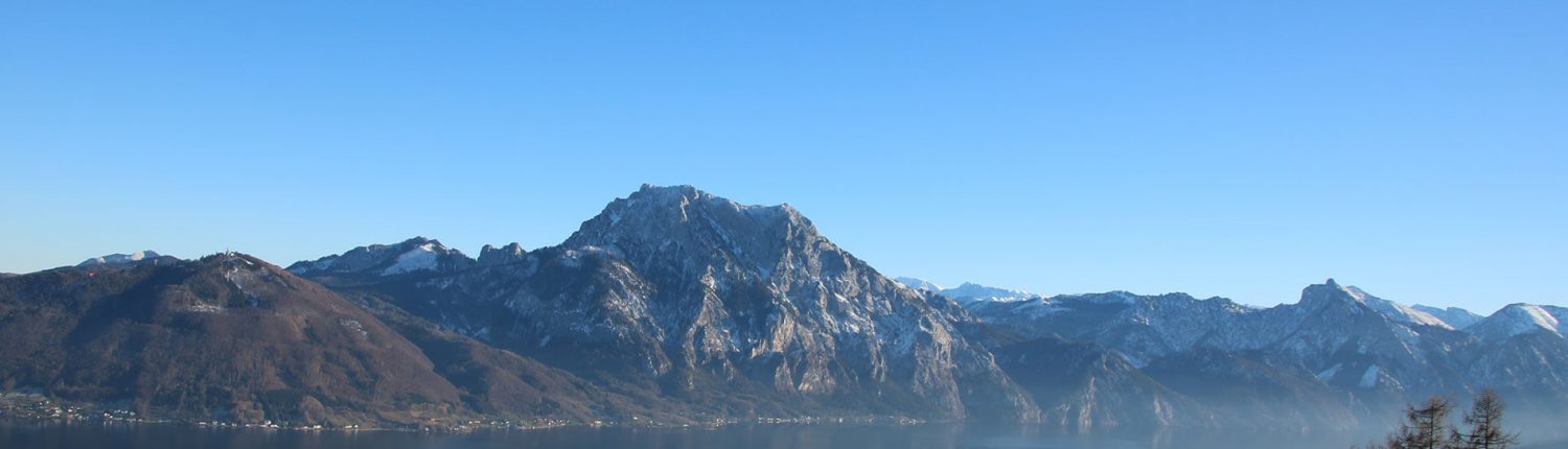 Traunstein und Traunsee mit Gebirge